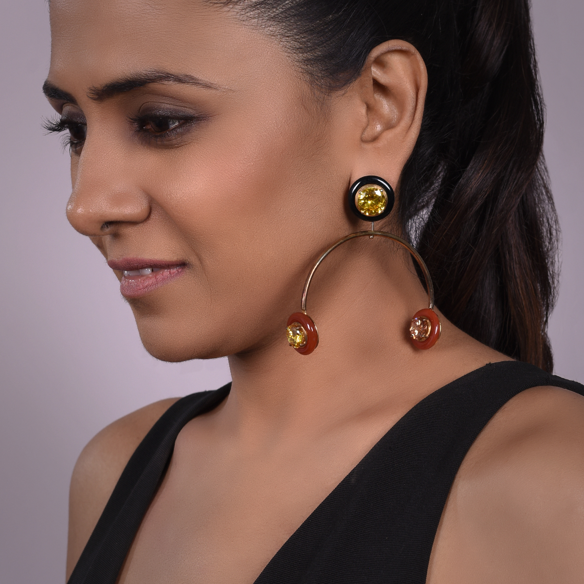 Sargamix Gold Illusion Silver Onyx Earrings - Image 3